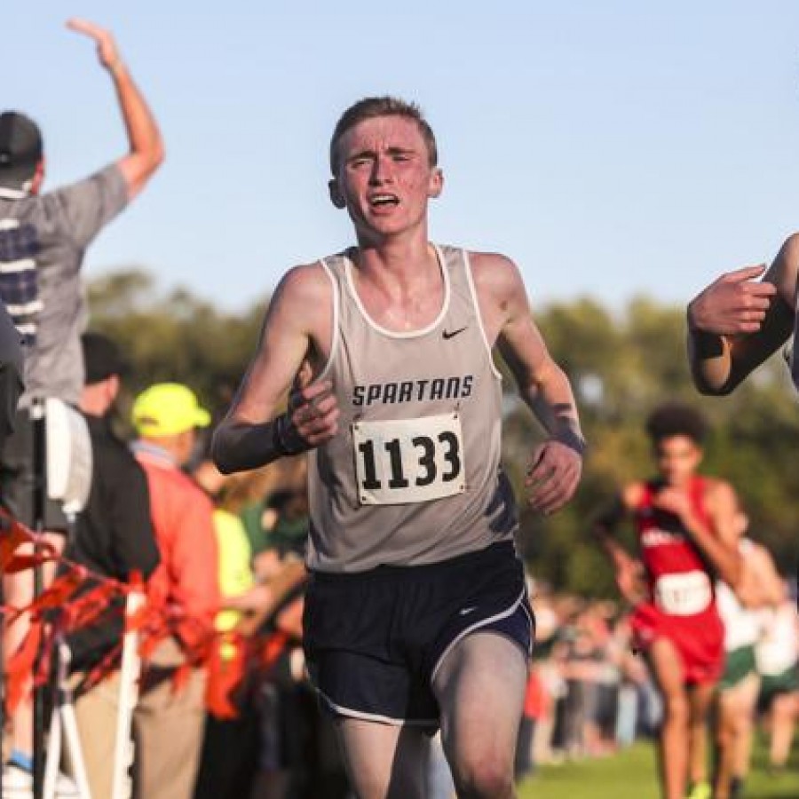 Junior+Kent+Nichols+sprints+to+the+finish+line+at+the+district+meet.