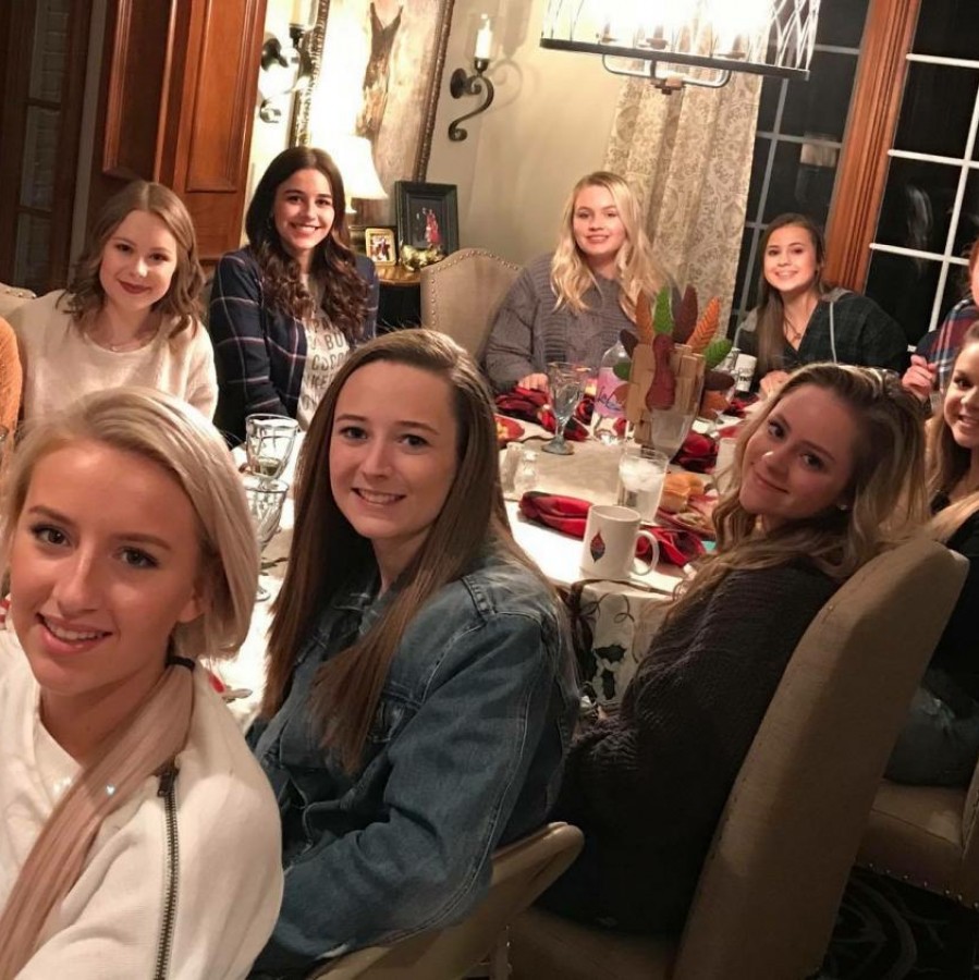Students+sit+down+to+celebrate+Friendsgiving+with+food+they+made+for+each+other.