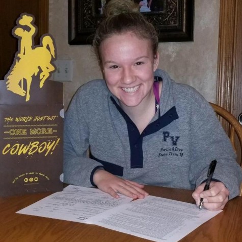 Libby Staver signing her NLI papers to University of Wyoming