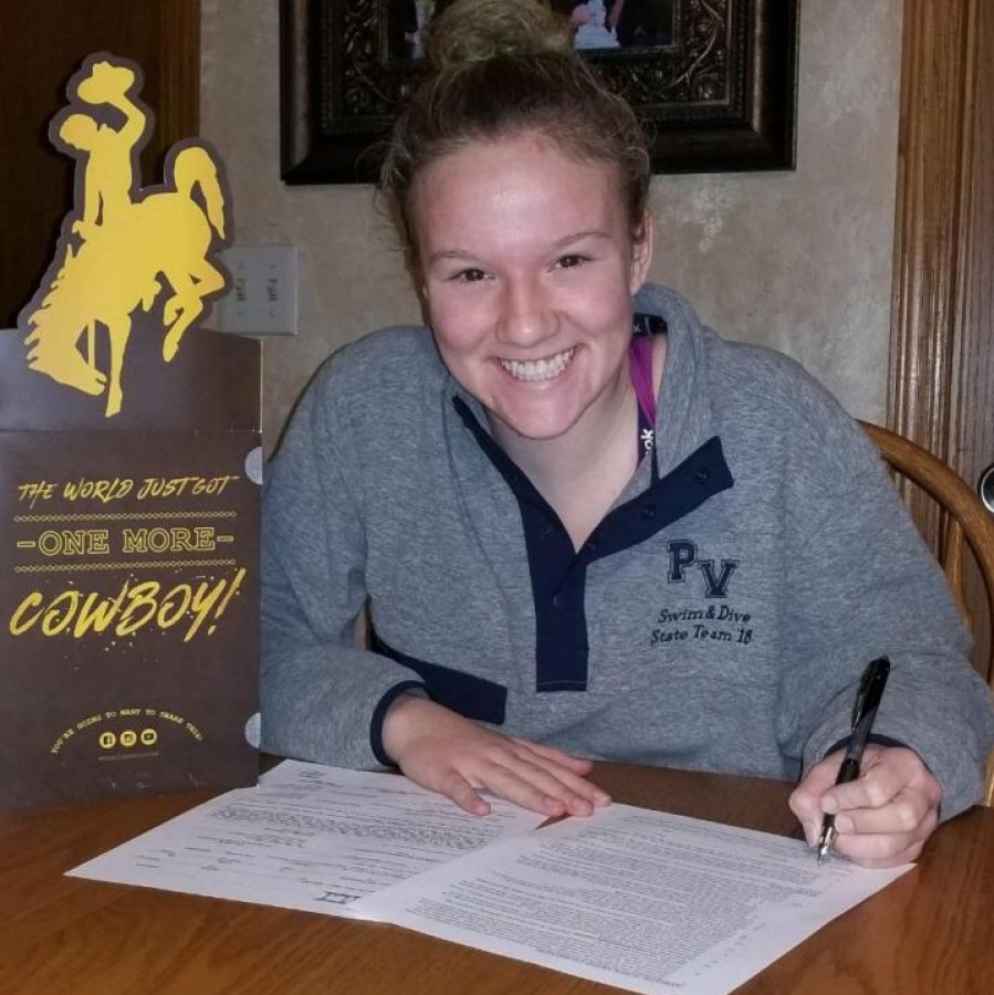 Libby+Staver+signing+her+NLI+papers+to+University+of+Wyoming