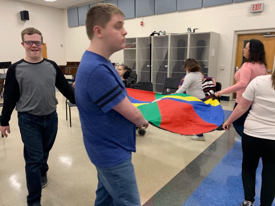 Students playing a game with the parachute listening to “William Overture”.