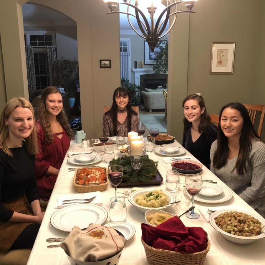 Mary Klingerhoefer (middle)  and her friends (right to left) Katie Oros, Caroline Christophersen, Emma Tews, and Natallie Cremer all share in a vegan friendsgiving 