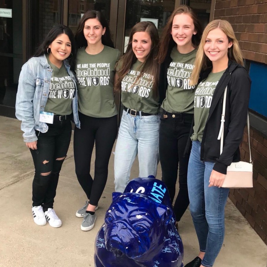 Angela Pandit, Ella Litchfield, Grace Halupnik, Maddy Licea, and Lily Williams pose with Drake University’s bulldog outside of the Leadership and Innovation in Journalism Conference.
