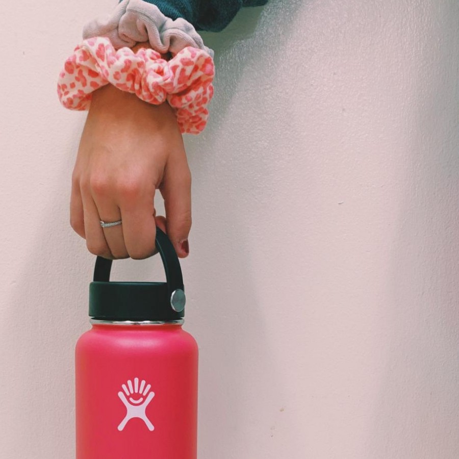 Ava+Sorgenfrey+gathers+her+hydro+flask+and+scrunchies%2C+two+essentials+which+help+to+characterize+the+stereotypical+VSCO+girl.