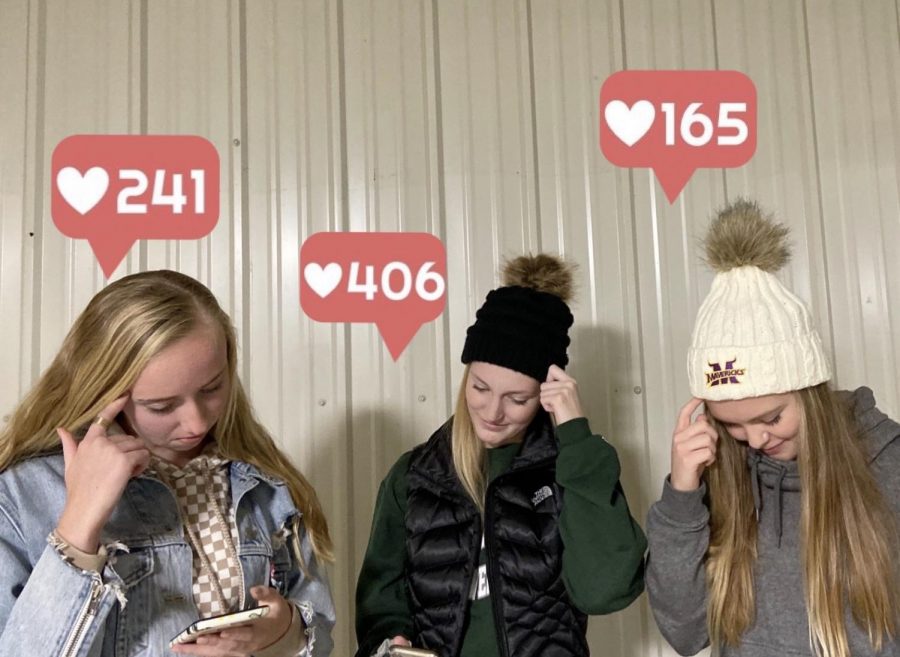Seniors+Claire+Fields%2C+Lauren+Buechel%2C+and+Noel+Pearson+check+their+phones+and+feel+anxiety+over+their+Instagram+likes+before+the+app+removes+the+double-tap+feature.+