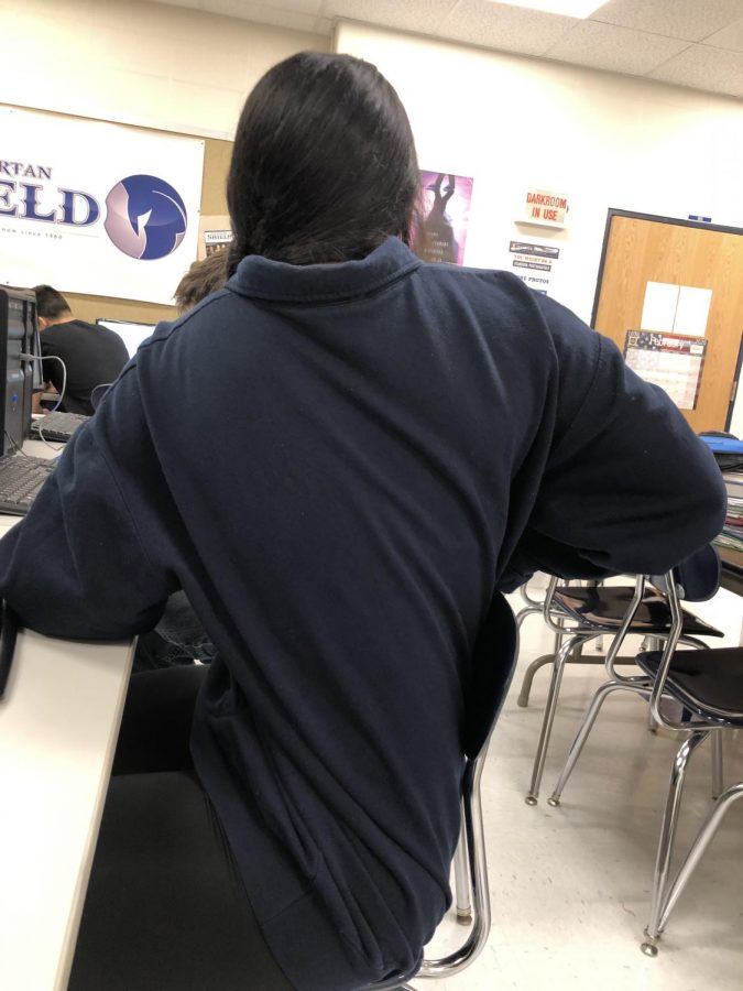 enior Ilah Perez-Johnson cracks her back to relieve pain in class.
