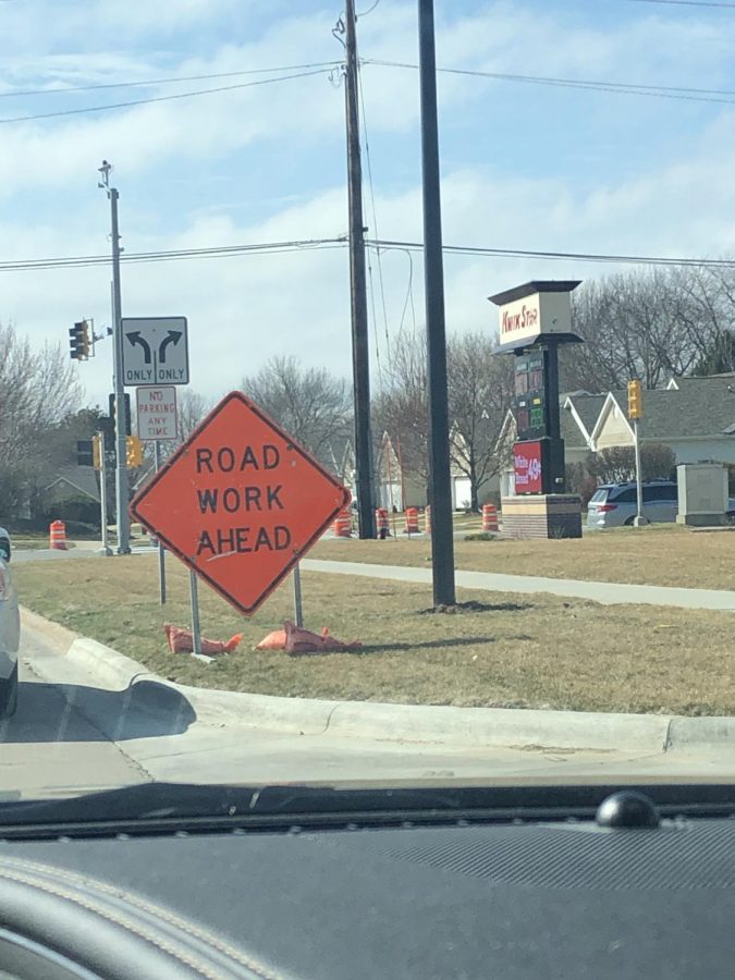 A road construction sign forewarns the upcoming construction on Devil’s Glen road.