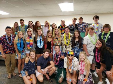 Seniors come together and pose on a Hawaiian themed spirit day.