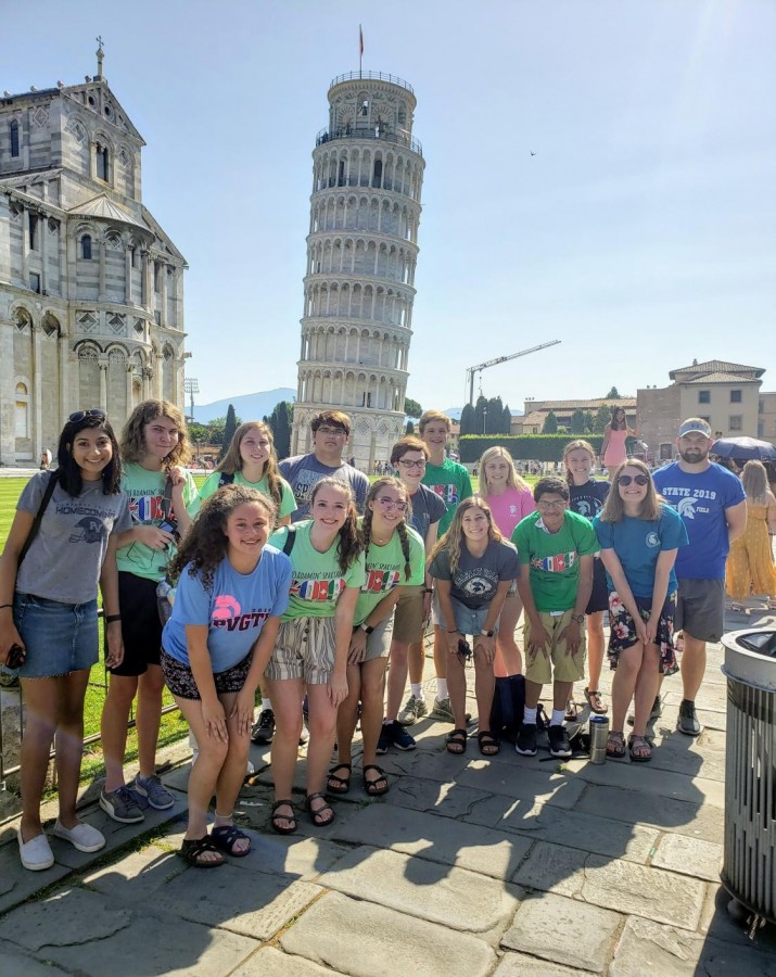 PV students standing in front of the Leaning Tower of Pisa on their trip to Europe in 2019.