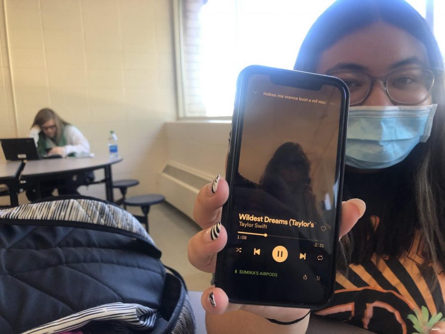  Junior Sumika Thapa listens to “Wildest Dreams (Taylors Version).”