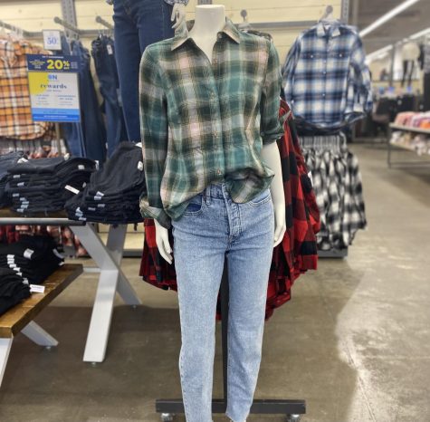 Mannequins at Old Navy model oversized plaid shirts and loose jeans, trends from the 90s that are resurging today. 