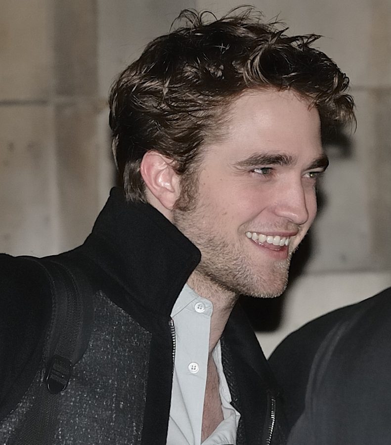 +Lead+Actor+Robert+Pattinson+smiles+for+photographers.+