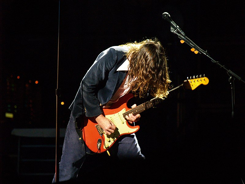 Guitarist+John+Frusciante+performing+with+the+Red+Hot+Chili+Peppers+in+2006+after+returning+from+his+first+departure.+He+would+soon+leave+again+to+work+on+solo+projects%2C+until+his+recent+reunion+with+the+band+for+%E2%80%9CUnlimited+Love.%E2%80%9D