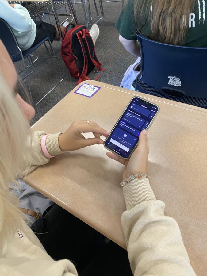 Junior Lauren Masengarb looks at her Quizlet account before Spanish class. Like many high school and college students around the world, Masengarb has not subscribed to Quizlet Plus and now has limited access to Quizlet’s study tools.
