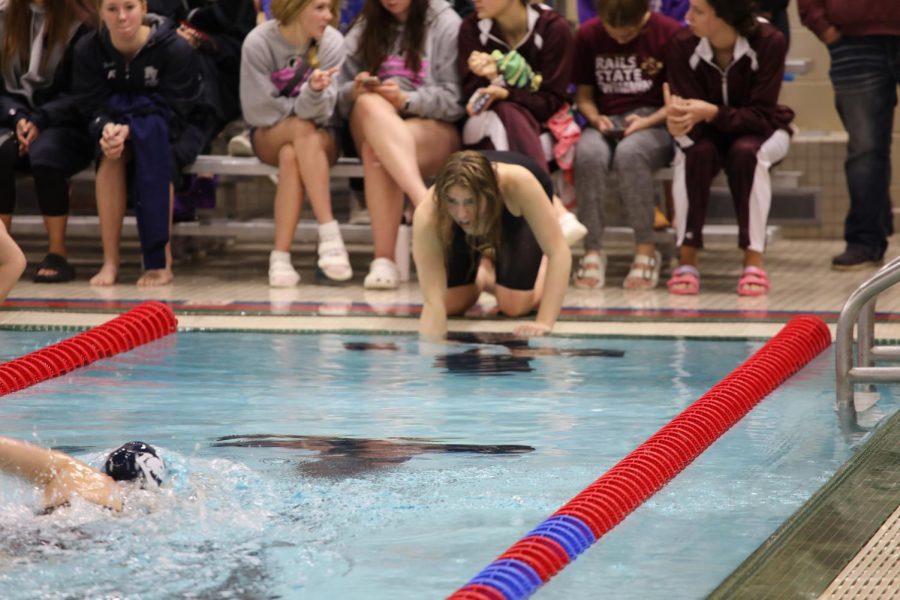 Dawsyn Green counts for teammate Lauren Kathan in the 500 freestyle event.