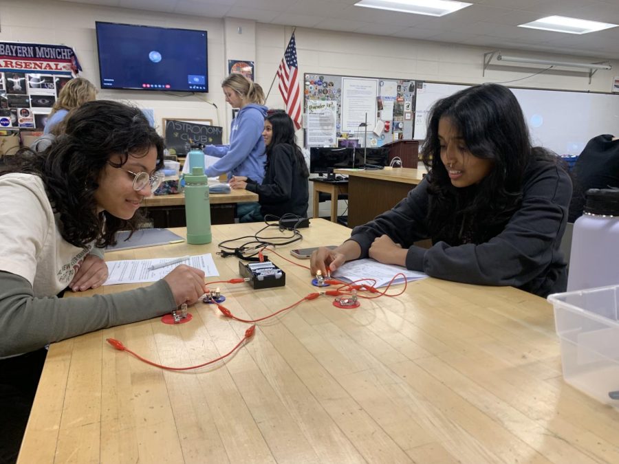 Seniors Arissa Khan and Anagha Sudhindra participate in a lab in AP Physics 2 to further their understanding in the STEM field.