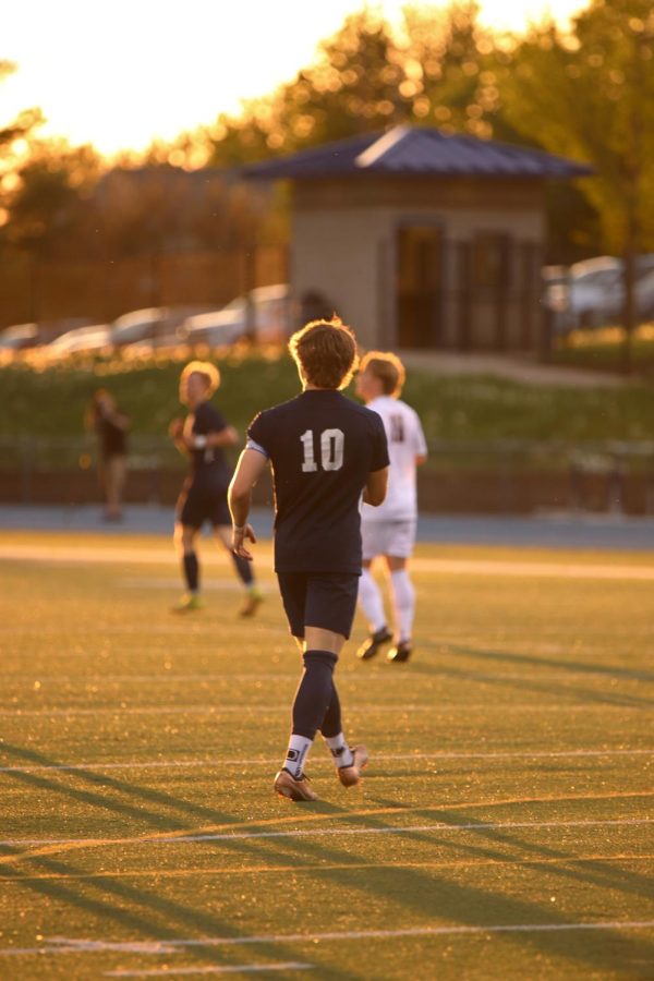 Senior Jeffery Rinker (10) watching the teams scramble for the ball, May 8, 2023.