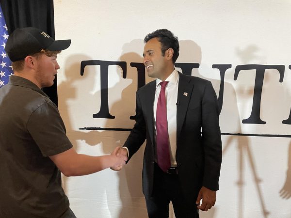 Site Manager Troy Tomson shakes hands with presidential candidate Vivek Ramaswamy last Wednesday in the Tanglewood Hills building.
