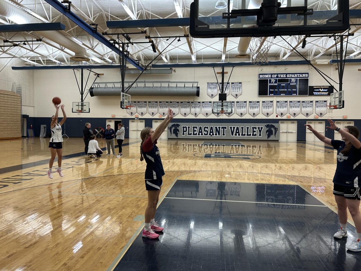 Pleasant+Valley+Girls+Basketball+team+practices+in+preparation+for+the+upcoming+season.