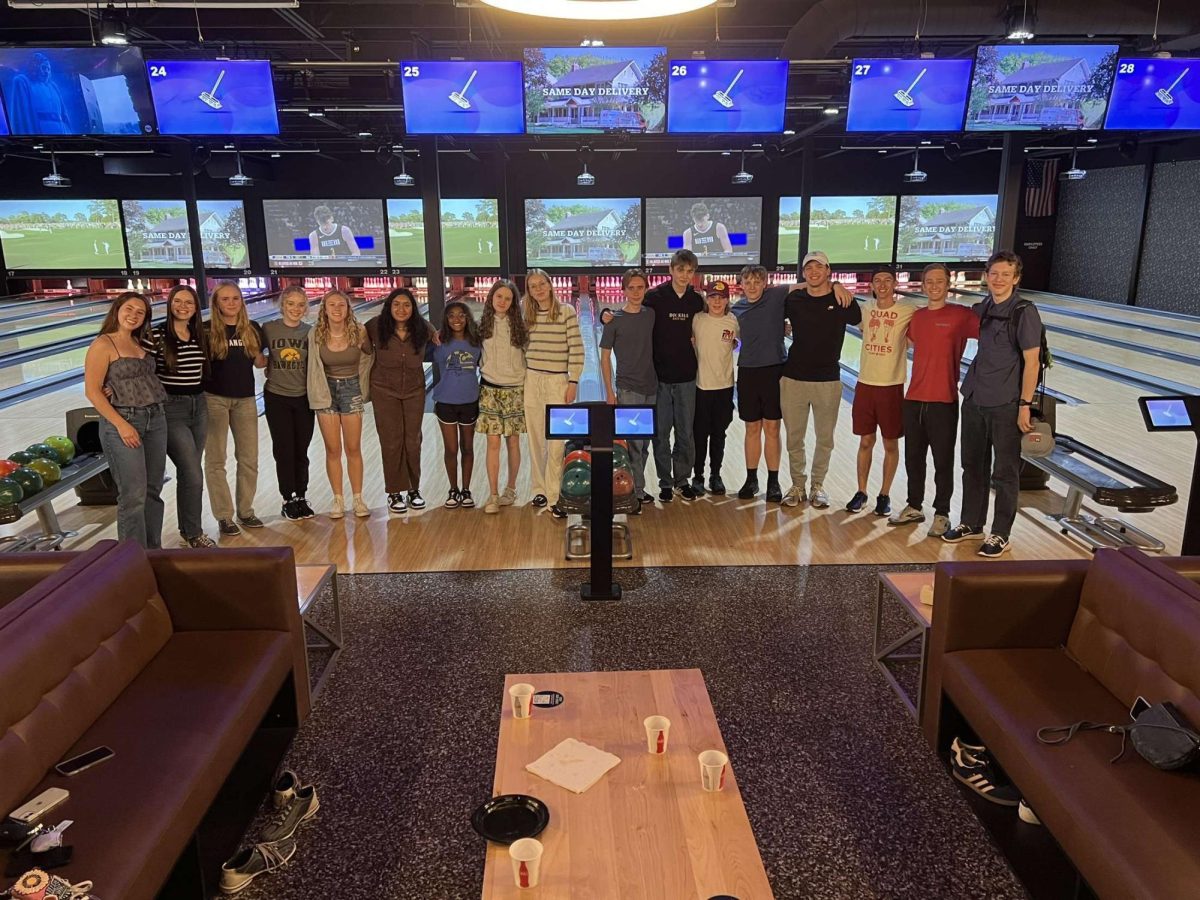 Some danish and american students participating in bowling at the Bett Plex.
